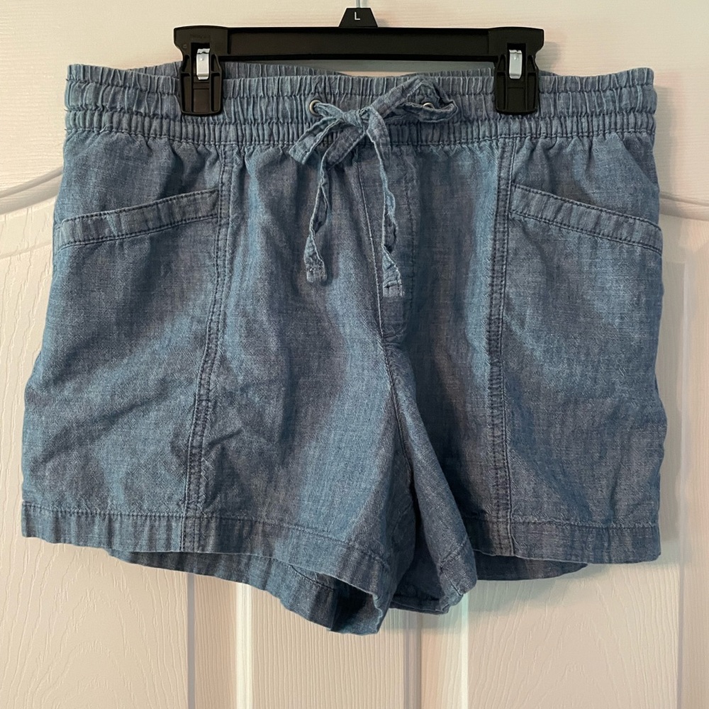 Women’s Gap denim shorts, size M